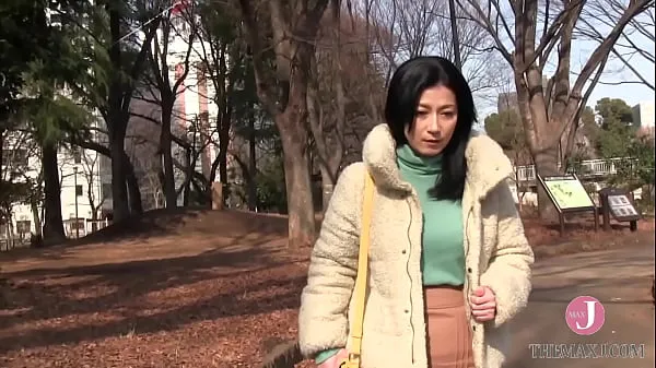 Une milf japonaise insatisfaite avec un corps glamour se satisfait avec des jouets sexuels Films chauds