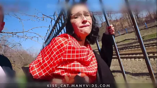 Películas calientes Caminemos en la naturaleza - Agente público recoge a estudiante ruso para follar al aire libre real / besar gato 4k cálidas