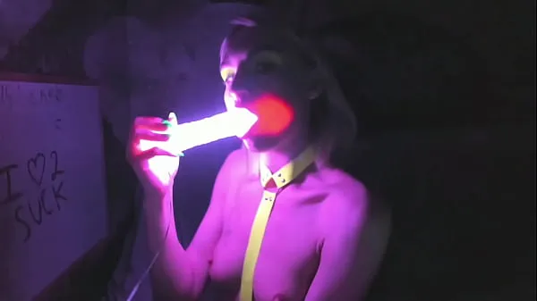 Hotte kelly copperfield deepthroats LED glowing dildo on webcam varme film