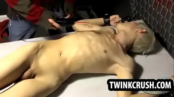 Gorące Young twink gets tied up and and has his cock suckedciepłe filmy
