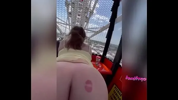 Kuumia Slut get fucks in public on the Ferris wheel lämpimiä elokuvia
