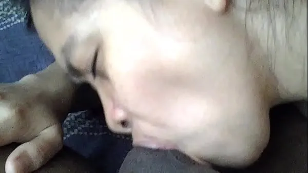 Hotte Asian wife ball sucking on her Master's balls to make him cum down her throat so she can swallow her prize varme filmer