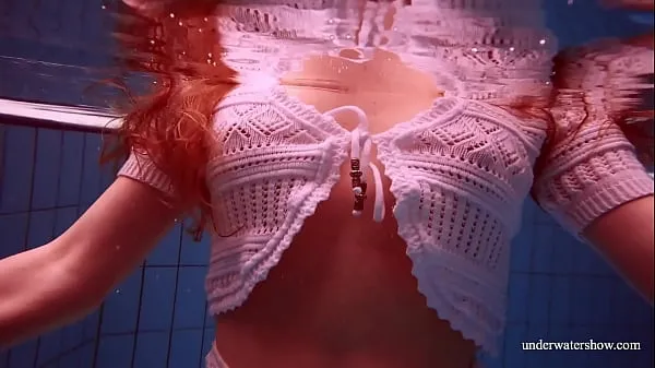 热Redhead Marketa in a white dress in the pool温暖的电影