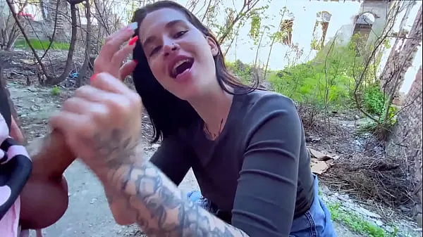 Hotte Sucking in public outdoors near people and getting hot sticky cum in her mouth varme filmer