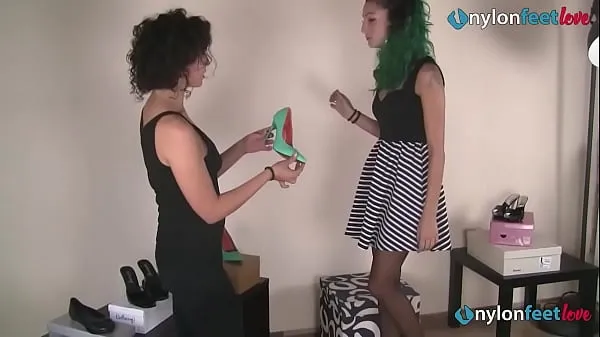 Nóng Lesbians have footfetish fun in a shoe store wearing nylons Phim ấm áp