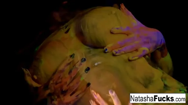 Quente Peituda Natasha Nice grava um vídeo divertido e sexy de luz negra Filmes quentes