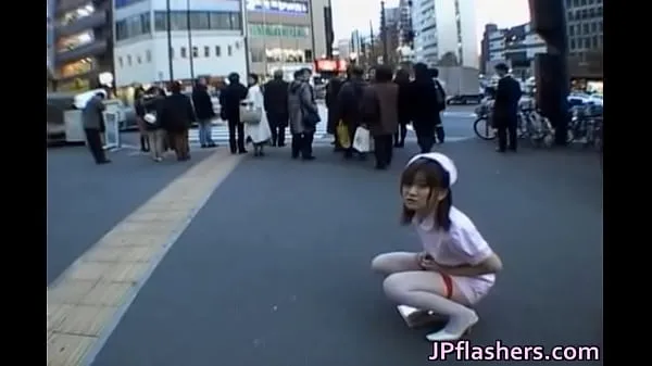 Naughty Asian girl is pissing in public Films chauds