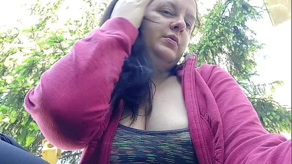 Vroči Nicoletta smokes in a public garden and shows you her big tits by pulling them out of her shirt topli filmi