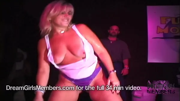 Hotte Girls Bare It All In Local Club Wet T Shirt Contest varme filmer
