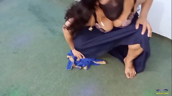 Hete Indiase erotische hete meid betrapt bij het schoonmaken van de kamer tijdens het dansen nacked homemade warme films