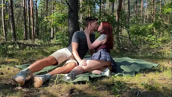 Hotte Public couple sex on a picnic in the park KleoModel varme filmer