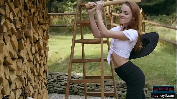 Kuumia Tiny teen Playboy model Kate Great strips naked outdoor chopping wood lämpimiä elokuvia