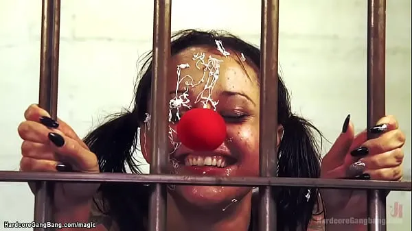 Hotte Ebony agent group fucked by clowns varme film