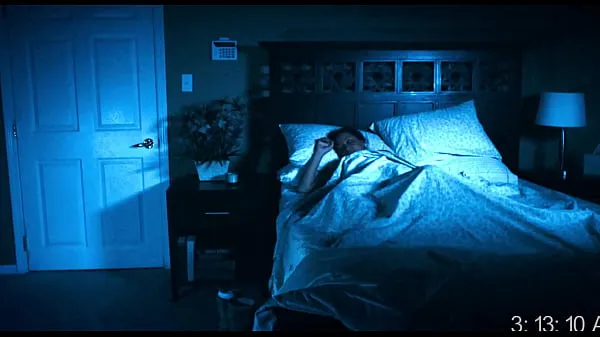 Essence Atkins - A Haunted House - 2013 - Une brune baisée par un fantôme pendant que son petit ami est absent Films chauds