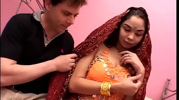 Un touriste sexuel baise une femme indienne hindi pour 15 Films chauds