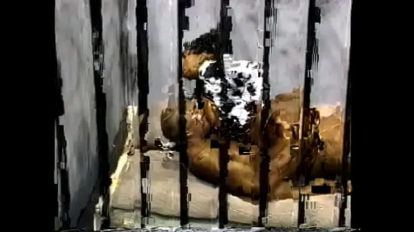 Películas calientes Perra de ébano de culo malo castigada sus botines en la celda de la prisión cálidas