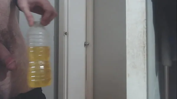 Vroči 18yo Amateur str8 dude Peeing in Bottle with Roommates Home topli filmi