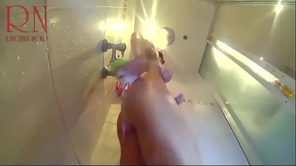 Καυτές Voyeur camera in the shower. A young nude girl in the shower is washed with soap ζεστές ταινίες