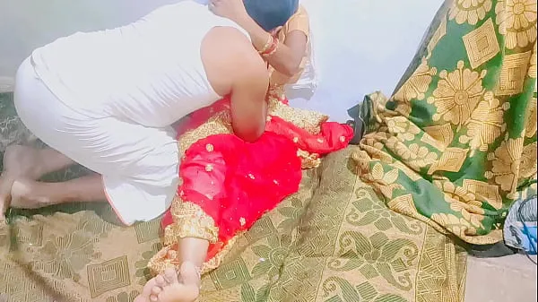 热Late night sex with Telugu wife in red sari温暖的电影