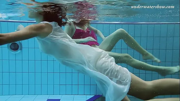 뜨거운 Underwater swimming pool lesbians Lera and Sima Lastova 따뜻한 영화
