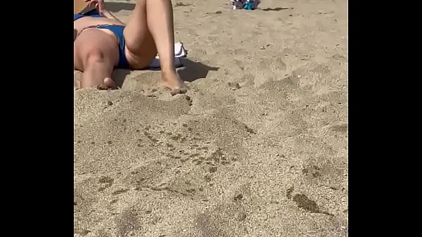 Vroči Public flashing pussy on the beach for strangers topli filmi