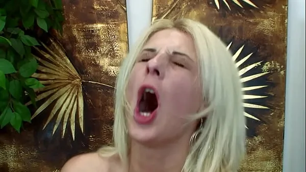 ภาพยนตร์ยอดนิยม This beautiful blonde teen shoves her fingers in her pussy until she squirts like a waterfall เรื่องอบอุ่น