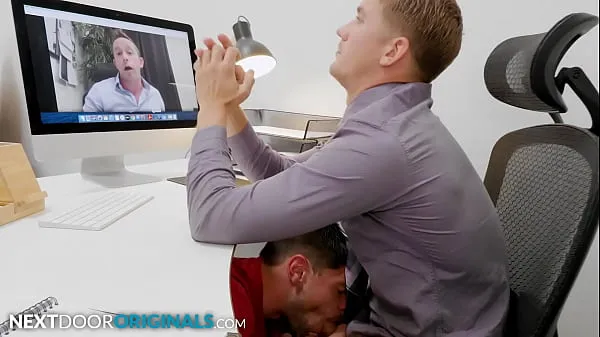 Heiße Abgelenkter Brandon während eines virtuellen Meetings gelutscht - NextDoorStudioswarme Filme