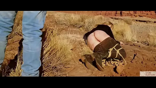 Gorące Big-ass blonde gets her asshole whipped, then gets rough anal sex in dirt and piss -- a real BDSM session outdoors in the Western USA with Rebel Rhyderciepłe filmy