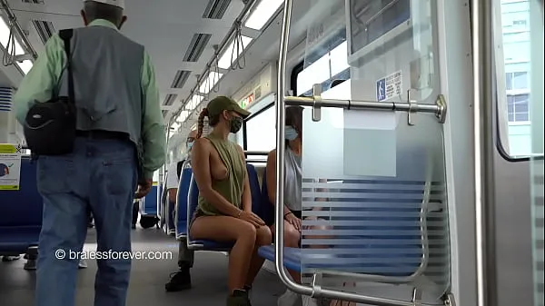 Hotte Sideboob on the train varme film