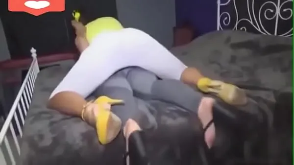 Kuumia Lesbian ass humping in leggings lämpimiä elokuvia