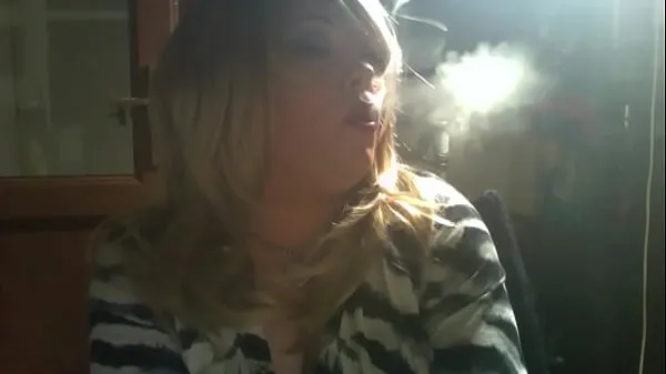 Hotte BBW Domme Tina Snua Smoking A 120 Cigarette Close Up varme filmer