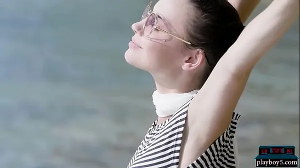 Горячие Чешская милфа-брюнетка из Playboy Элилит Нуар выглядит потрясающе в пляжной любвитеплые фильмы