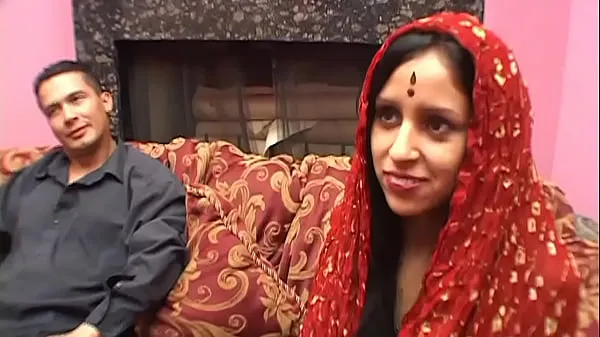 Heiße Junger Kerl will sehen, wie seine indische Tante von zwei Ausländern gefickt wirdwarme Filme