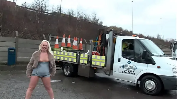 Hotte Busty blonde yes pissing in leggings in front of a church and at a fast food restaurant but loves to show her tits and ass in front of everyone varme filmer