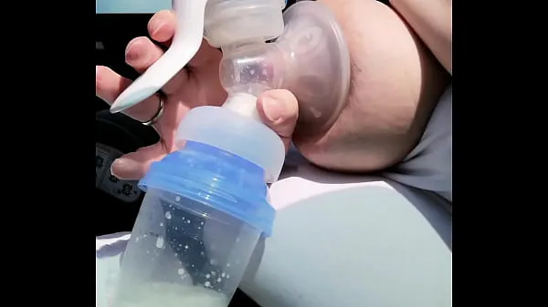 Hotte Pumping my milk tits empty in the car varme filmer