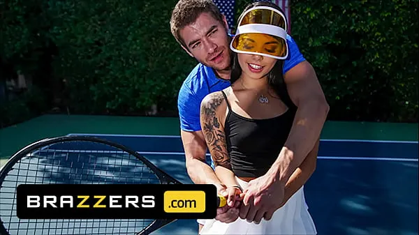Xander Corvus) Massages (Gina Valentinas) Foot To Ease Her Pain They End Up Fucking - Brazzers Films chauds