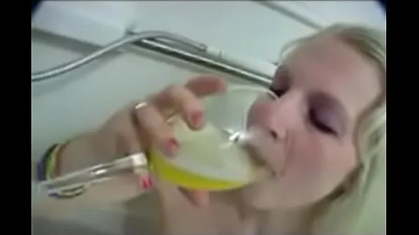 Vroči Cute blond piss lover consumes two glasses of piss topli filmi