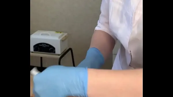 The patient CUM powerfully during the examination procedure in the doctor's hands Film hangat yang hangat