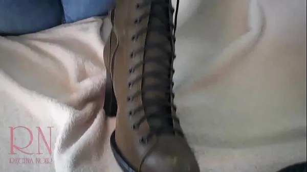 Hotte Look, what mighty heels! I can step on your balls with my heel! Oooh, fetishist! Maybe I should step on your face? Or step on your dick? The laces are strong! I can tie your dick! Smell the new skin of my boots! You can cum! Come to me more often varme filmer