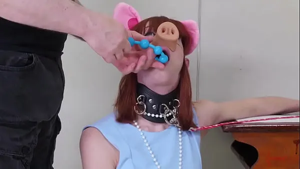 뜨거운 Degraded BDSM pig slave eats her doms ass 따뜻한 영화