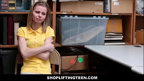 Heiße ShopliftingTeen - Süße, dünne, blonde Ladendiebstahl-Junge Frau, die von einem Offizier gefickt wird - Catarina Petrovwarme Filme
