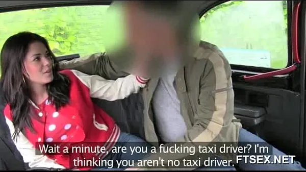Žhavé Brunette babe doesn't want to pay the taxi driver žhavé filmy