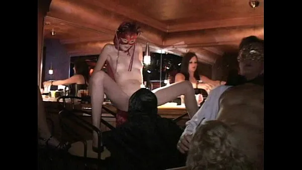 Горячие Гибкая милфа и друзья трахаются в секс-клубе Trapezeтеплые фильмы