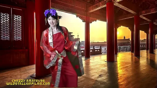 La magnifique princesse chinoise parle couramment le mandarin en vous montrant le palais impérial Films chauds