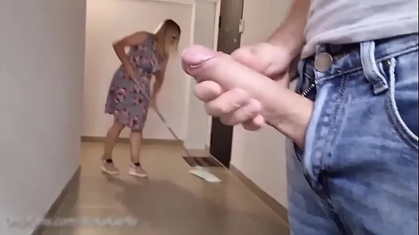 गर्म RISKY !!! I FLASH MY COCK IN FRONT OF THE CLEANER GIRL AND SHE WAS NOT AFRAID गर्म फिल्में