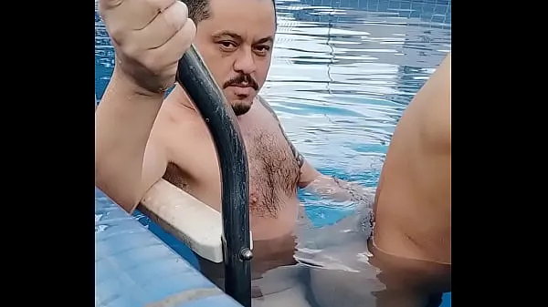 Hotte Busted! Males fucking in the hotel pool varme film