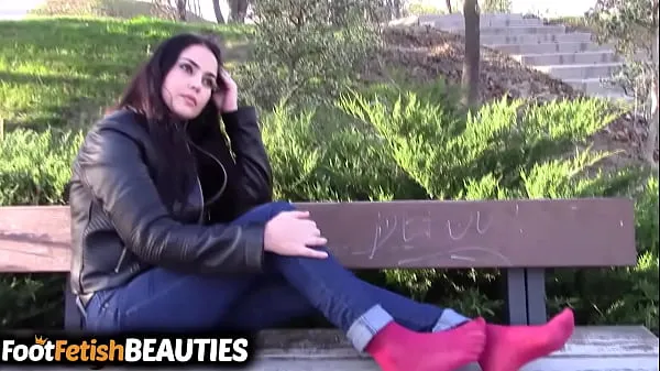 Barefoot brunette shows off her feet in public in the park Filem hangat panas
