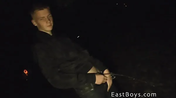 Heta Have a look at this middle of the night handjob adventure with our new boy Michael Berry! Pissing in a public park then handjob where you can see Michael's dick grow under hand of our producer! Then foreplay in a shower and finally oily handjob varma filmer