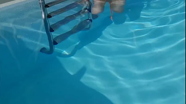 Películas calientes Amiga colegiala se masturba en la piscina del instituto cálidas
