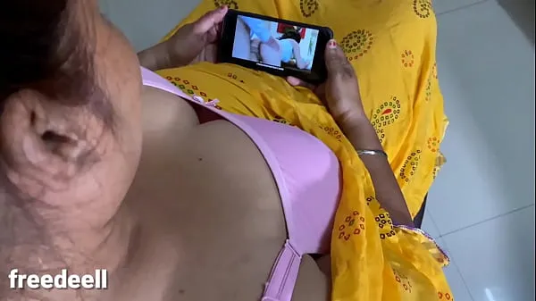 热Indian step sister watching blue film and Ready to Sex with温暖的电影